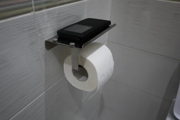 Držák Toaletní Papír Policí Pro Smartphone Detaily Interiéru Detail — Stock fotografie