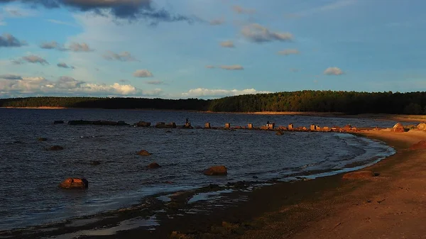 Naplemente Tenger Partján Nap Sugarai Átszúrja Hullámok Nagyon Szép — Stock Fotó