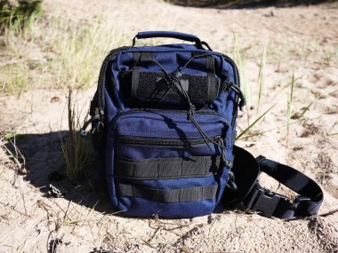 Küçük güzel sırt çantası. Sırt çantası şehir ve seyahat için uygundur. Ayrıntılar ve yakın çekim.