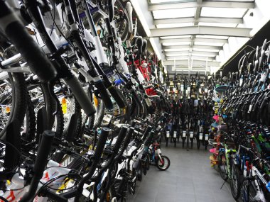 Spor salonu satan Bisiklet ve diğer ekipmanlar. Bu mağazada size bisiklet çocuk ve yetişkinler, scooter ve diğer aksesuarlar için Bisiklete binme için bulacaksınız 