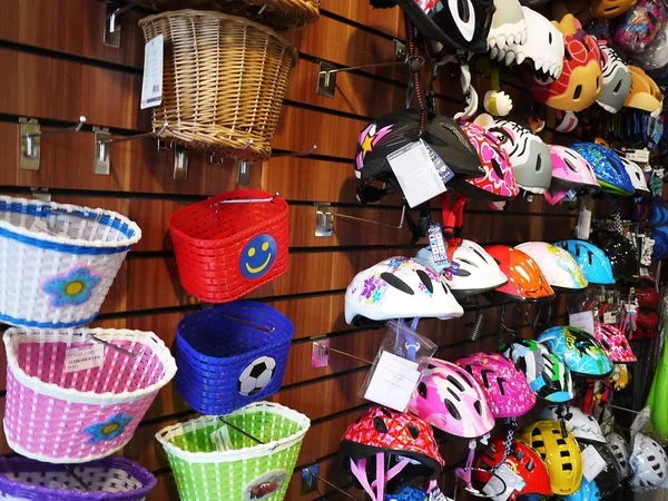 Spor salonu satan Bisiklet ve diğer ekipmanlar. Bu mağazada size bisiklet çocuk ve yetişkinler, scooter ve diğer aksesuarlar için Bisiklete binme için bulacaksınız 