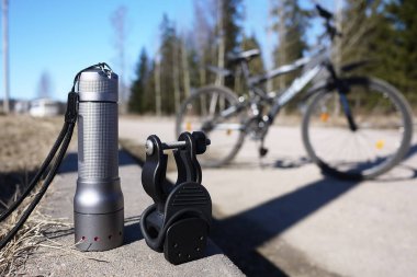 Pille çalışan güçlü ve parlak el feneri. Fener özel bisiklet gidon üzerinde tamir edebilmek için mount ve yolculuklarda kullanılan.