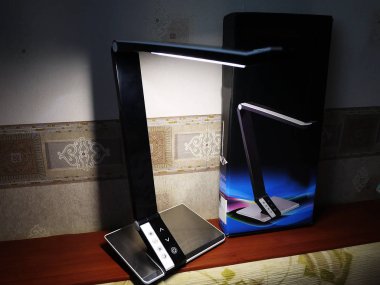 Evde masa lambası. Evin alanını aydınlatmak için kullanılır. Detaylar ve yakın çekim