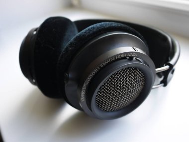 Müzik için profesyonel kulaklıklar. Geniş kulak yastıkları surround ve yüksek kaliteli ses sağlar. Detaylar ve yakın çekim