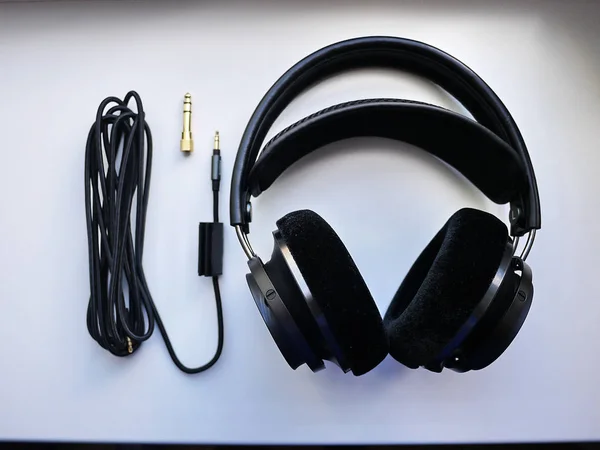 专业的音乐耳机 大耳垫提供环绕声和高品质的声音 详细信息和特写 — 图库照片