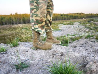 Erkekler için askeri botlar. Ekipman askeri ve özel kuvvetler için kullanılır. Detaylar ve yakın çekim