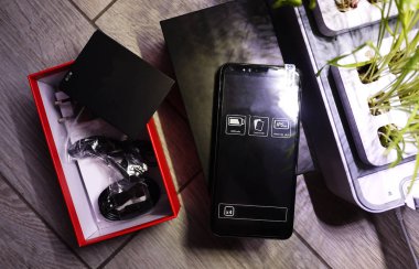 Büyük ekran, yakın çekim ve montaj detayları ile modern cep telefonu