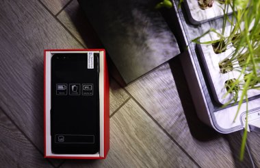 Büyük ekran, yakın çekim ve montaj detayları ile modern cep telefonu