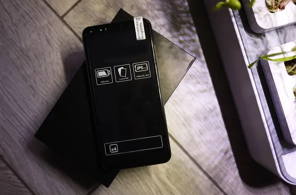 Büyük ekran, yakın çekim ve montaj detayları ile modern cep telefonu