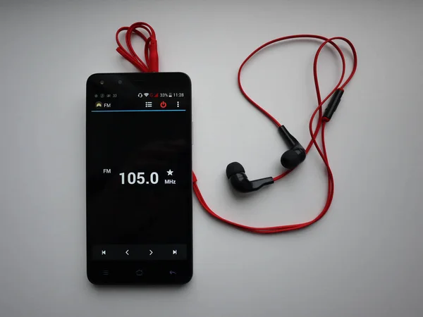 Akıllı telefonda radyo. Smartphone uygulamasında çalışan radyo istasyonu. Farklı FM radyo istasyonları seçebilirsiniz.