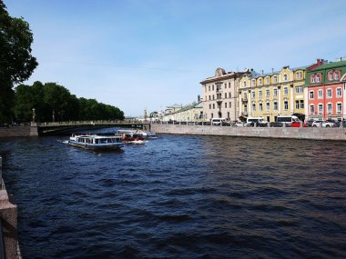 Saint Petersburg, Rusya 'da Neva Nehri. Her yıl milyonlarca turist tarafından ziyaret edilen güzel kentin muhteşem binaları ve antik mimarisi.