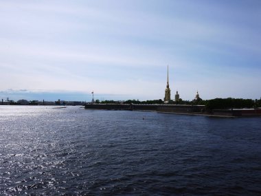 Saint Petersburg, Rusya 'da Neva Nehri. Her yıl milyonlarca turist tarafından ziyaret edilen güzel kentin muhteşem binaları ve antik mimarisi.
