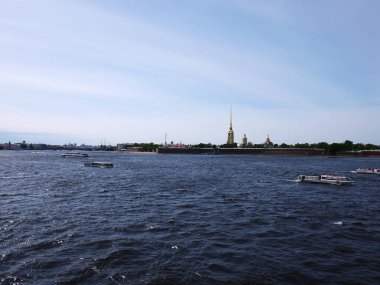 Saint Petersburg, Rusya 'da Neva Nehri. Her yıl milyonlarca turist tarafından ziyaret edilen güzel kentin muhteşem binaları ve antik mimarisi.