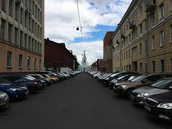 ロシア サンクトペテルブルクの Mikhailovsky 壮大な建物や美しい街の古代建築は 毎年数百万人の観光客が訪れています — ストック写真