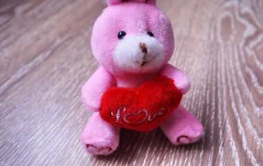 Bir hatıra, sevgililer günü hediyesi. Renkli ambalaj ve güzel bir hediye. ayrıntılar ve yakın çekim.