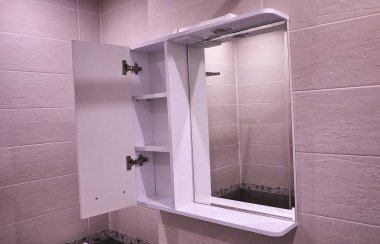 Banyodaki dolap. Banyoda aynalı raf. Ayrıntılar ve yakın çekim.