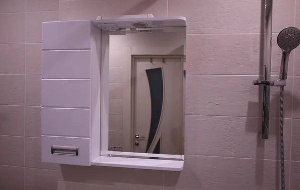 バスルームのクローゼット バスルームに鏡付きの棚 詳細とクローズアップ — ストック写真