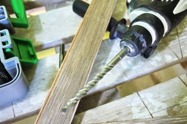 Elektrik değirmeni ahşap üzerine çalışmak için. Dişleri ile disk gerekli kalınlıkta odun kesmek kolaylaştırır.