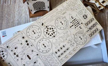 Ahşap tasarımcı Ugears. Tahtadan yapılmış, sadece tahtadan yapılmış ve tek bir demir parçası olmadan monte edilmiş bir arabanın modeli..