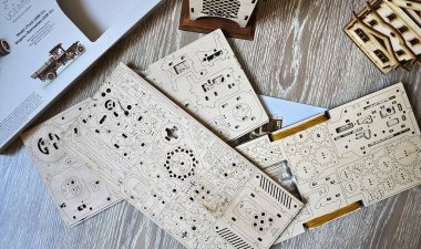 Ahşap tasarımcı Ugears. Tahtadan yapılmış, sadece tahtadan yapılmış ve tek bir demir parçası olmadan monte edilmiş bir arabanın modeli..