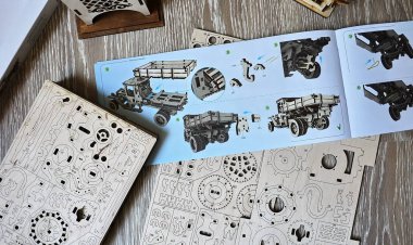 Ahşap tasarımcı Ugears. Tahtadan yapılmış, sadece tahtadan yapılmış ve tek bir demir parçası olmadan monte edilmiş bir arabanın modeli..