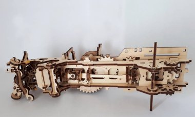 Ahşap tasarımcı Ugears. Tahtadan yapılmış, sadece tahtadan yapılmış ve tek bir demir parçası olmadan monte edilmiş bir arabanın modeli..