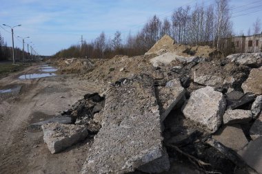 İnşaat atık dökümü. Bölgede yatan çöpleri çıkardım. ayrıntılar ve yakın çekim.