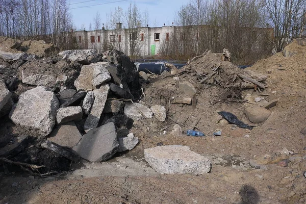 İnşaat atık dökümü. Bölgede yatan çöpleri çıkardım. ayrıntılar ve yakın çekim.