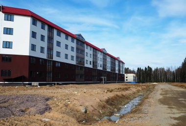 Bir apartman inşaatı. Farklı insanlar için modern konut inşaatı. Ayrıntılar ve yakın çekim.