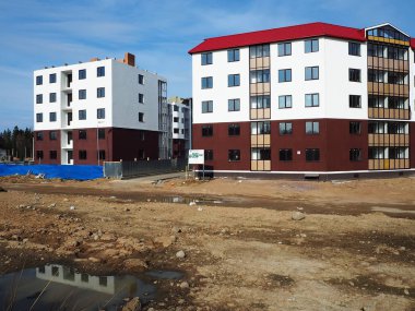 Bir apartman inşaatı. Farklı insanlar için modern konut inşaatı. Ayrıntılar ve yakın çekim.