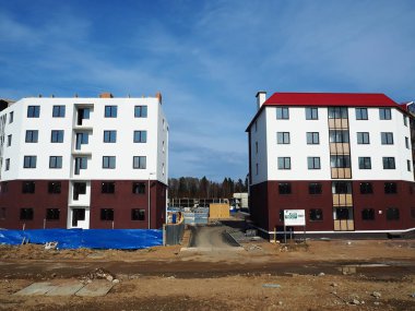 Bir apartman inşaatı. Farklı insanlar için modern konut inşaatı. Ayrıntılar ve yakın çekim.