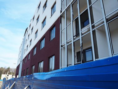 Bir apartman inşaatı. Farklı insanlar için modern konut inşaatı. Ayrıntılar ve yakın çekim.