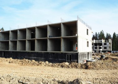 Bir apartman inşaatı. Farklı insanlar için modern konut inşaatı. Ayrıntılar ve yakın çekim.