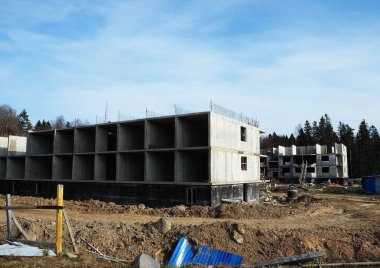 Bir apartman inşaatı. Farklı insanlar için modern konut inşaatı. Ayrıntılar ve yakın çekim.