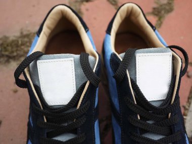 Şehirde dolaşmak ve seyahat etmek için modern, güzel erkek spor ayakkabıları. Bu spor ayakkabılar her yaş ve giyim herhangi bir stil için uygundur