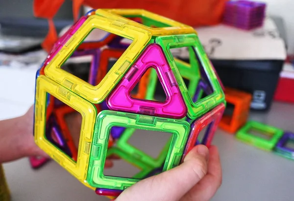 Manyetik taban üzerinde parlak geometrik şekiller. Bu figürlerin, tasarımcı çeşitli modelleri monte edebilirsiniz. Çocuğun gelişimi için mükemmel.