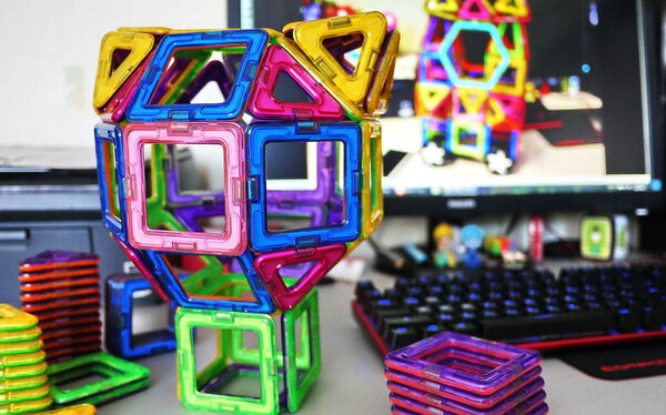 Яркие геометрические формы на магнитной базе. Из этих фигур дизайнер может собрать различные модели. Перфект для развития ребенка
.