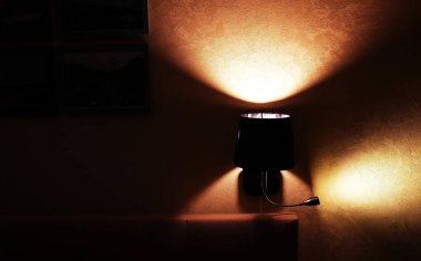 Daire veya otel için duvar sconce. Duvara monte edilmiş. Ayrıntılar ve yakın çekim.