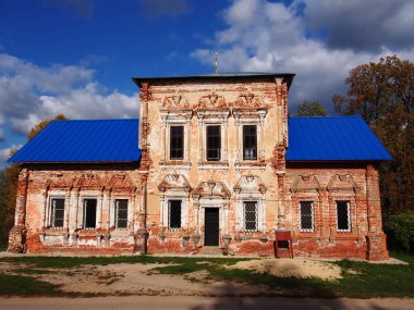 Şehrin sonbahar manzara Kilise. Kilise kubbegüzel sonbahar ağaçları ile çevrilidir. Ayrıntılar ve yakın çekim.