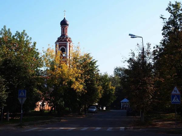 Iglesia Paisaje Otoñal Ciudad Cúpula Iglesia Rodeada Hermosos Árboles Otoñales — Foto de Stock