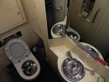 Trendeki tuvalet. Tuvalet uzun mesafe treninde. demir tuvalet ve lavabo.              