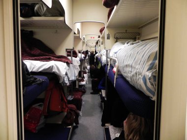 Trende ayrılmış koltuk vagonu. Uzun mesafe treninde yataklar. Yolcular tarafından uyumak ve dinlenmek için kullanılır.