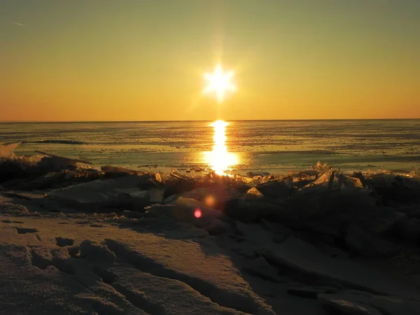 Buzun Içinde Denizde Gün Batımı Güneş Batarken Buzlu Denizi Aydınlatır — Stok fotoğraf