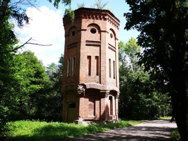 Eski su kulesi. Zarif bir tarzda güzel bir kule. Ayrıntılar ve yakın çekim.