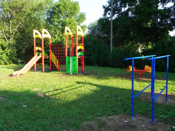 Bonito Parque Infantil Balanços Slides Outros Entretenimentos Estão Esperando Crianças — Fotografia de Stock