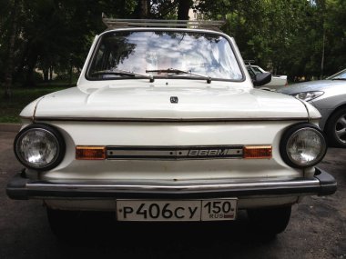 Eski bir araba. Araba SSCB'de üretilir. Ayrıntılar ve yakın çekim.