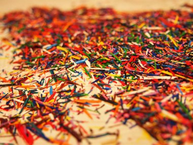 Kalem talaları. Renkli kalemlerden güzel çok renkli cipsler. Ayrıntılar ve yakın çekim.