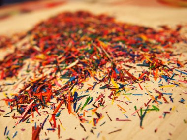 Kalem talaları. Renkli kalemlerden güzel çok renkli cipsler. Ayrıntılar ve yakın çekim.