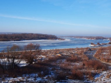 İlkbaharın başlarında nehir. Güneş nehirdeki buzu eritti ve nehirde yüzüyor. Ayrıntılar ve yakın çekim.