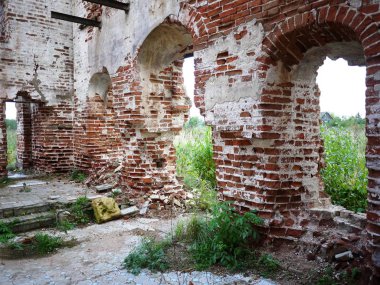 Eski kiliseyi yok etti. Tapınağın kalıntıları ve güzel doğa burayı süslüyor. Ayrıntılar ve yakın çekim.